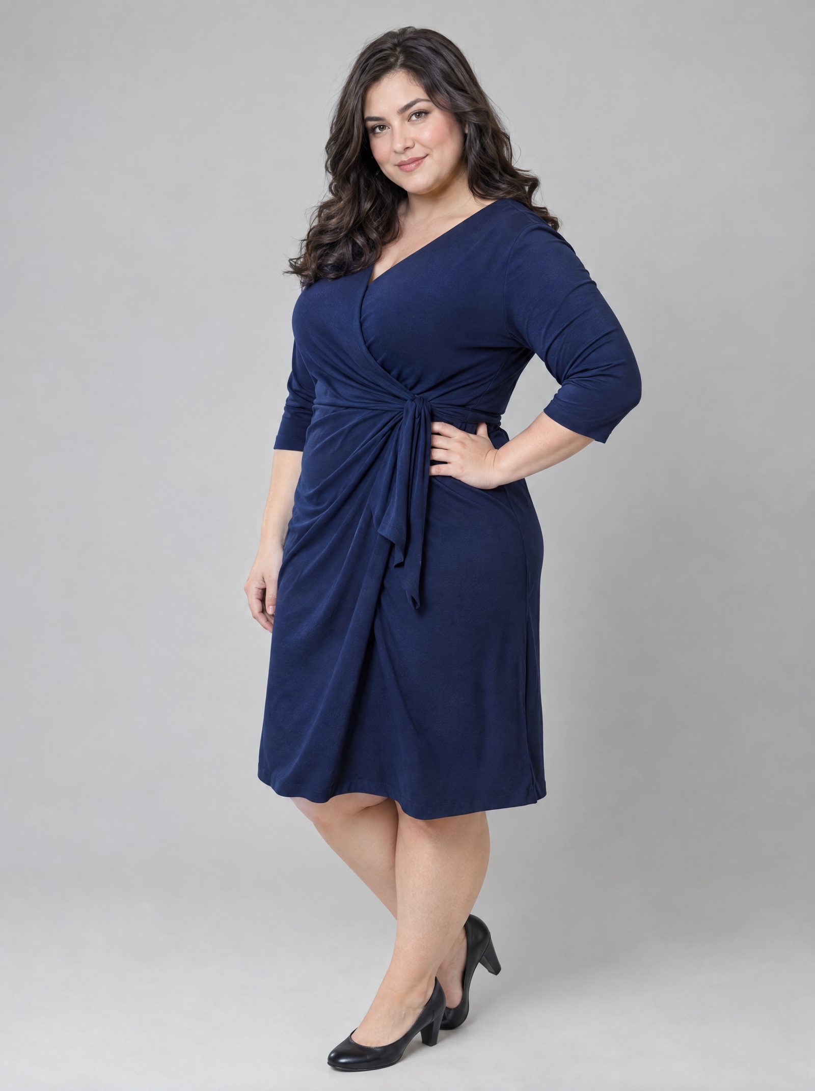 Девушка plus size в развороте три четверти, камера чуть выше глаз