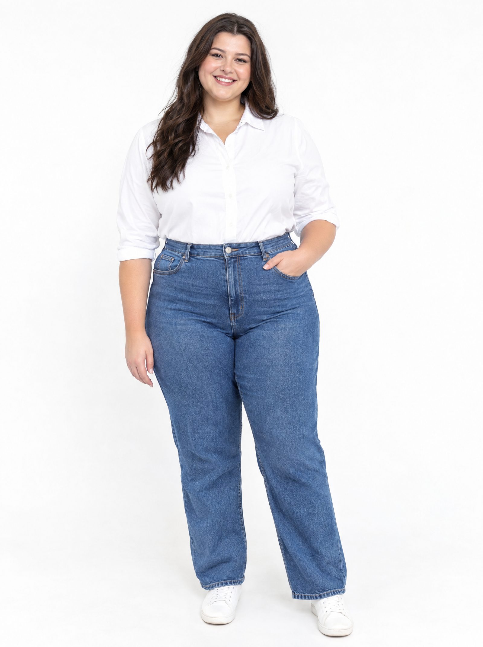 Девушка plus size в джинсах и белой рубашке