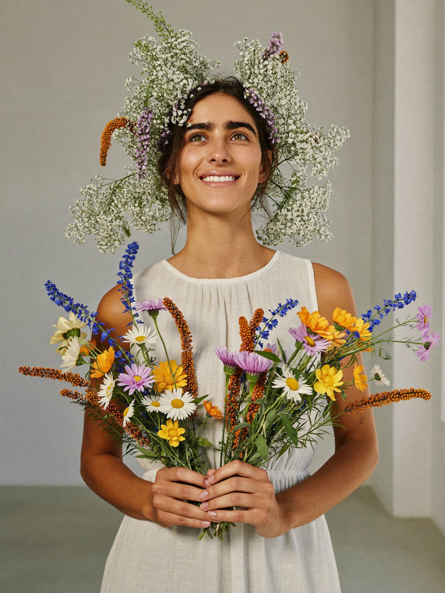 Девушка в венке из полевых цветов и льняном платье
